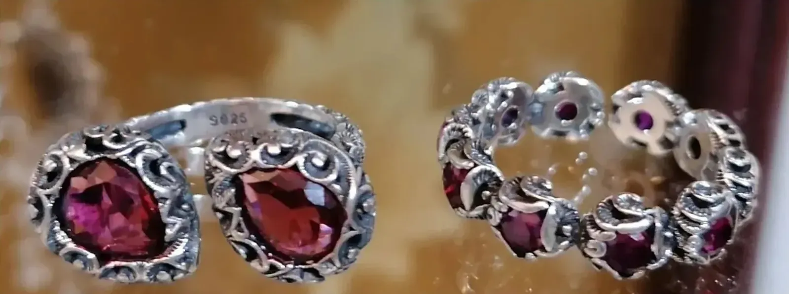 Foto original: dos anillos de plata envejecida con piedras rojas, hecha en tienda