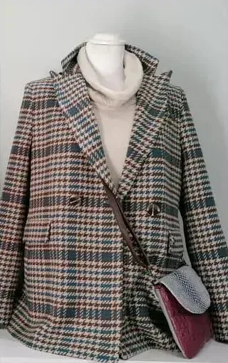 Foto original: blazer de cuadros con jersey blanco y bolso bandolera bicolor expuestos en un maniquí