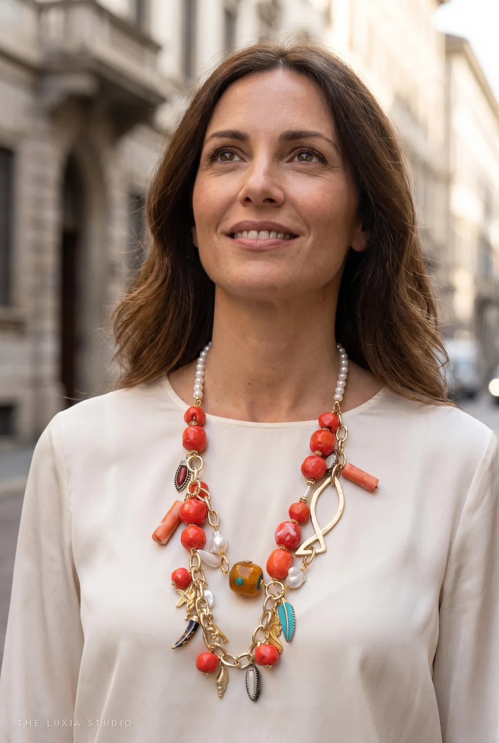 Después, ambiente: modelo creada con IA con el mismo collar artesanal y blusa blanca en una calle soleada con edificios históricos
