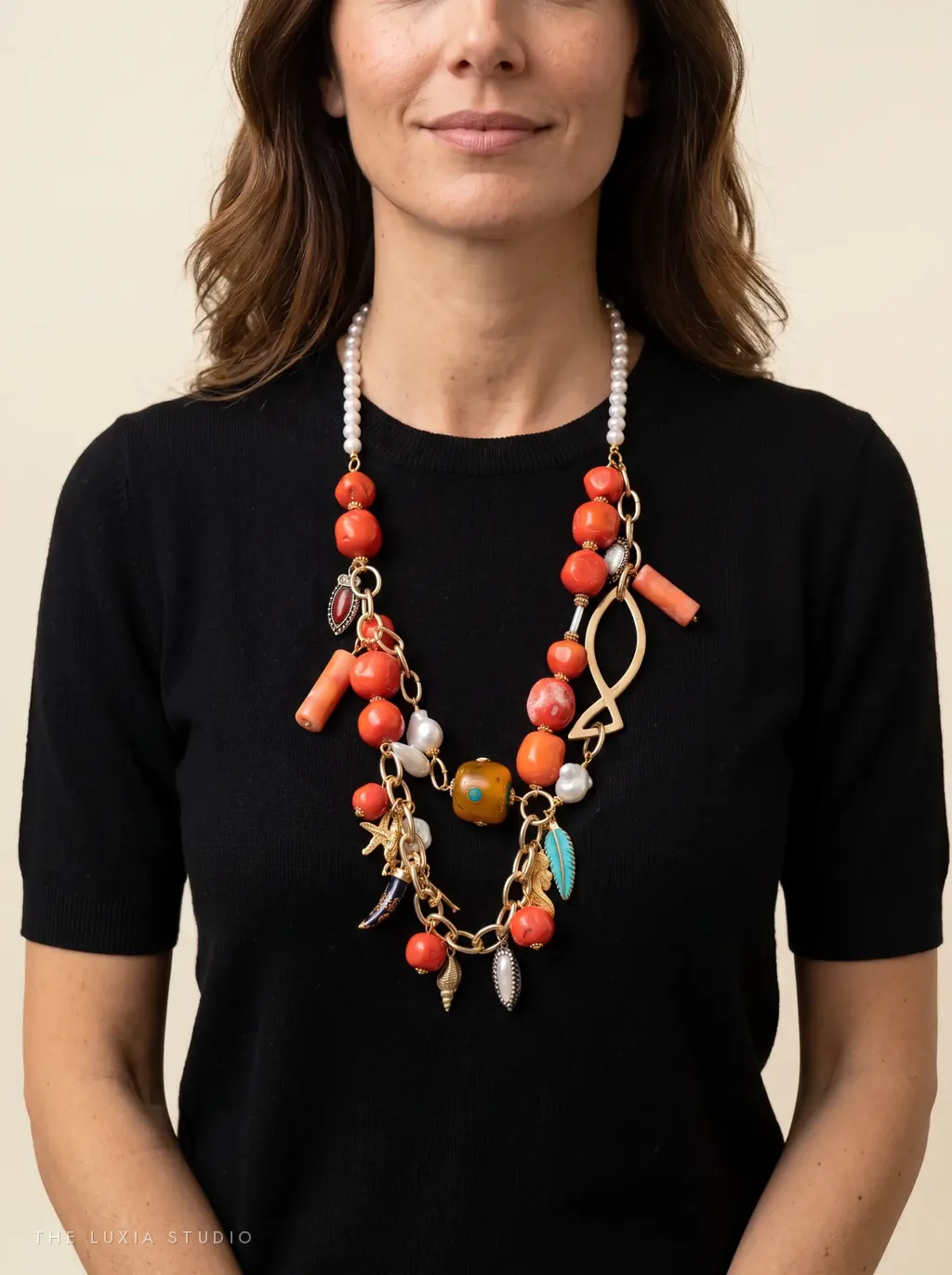 Después, estudio: modelo creada con IA con el mismo collar artesanal sobre un top negro y fondo beige neutro